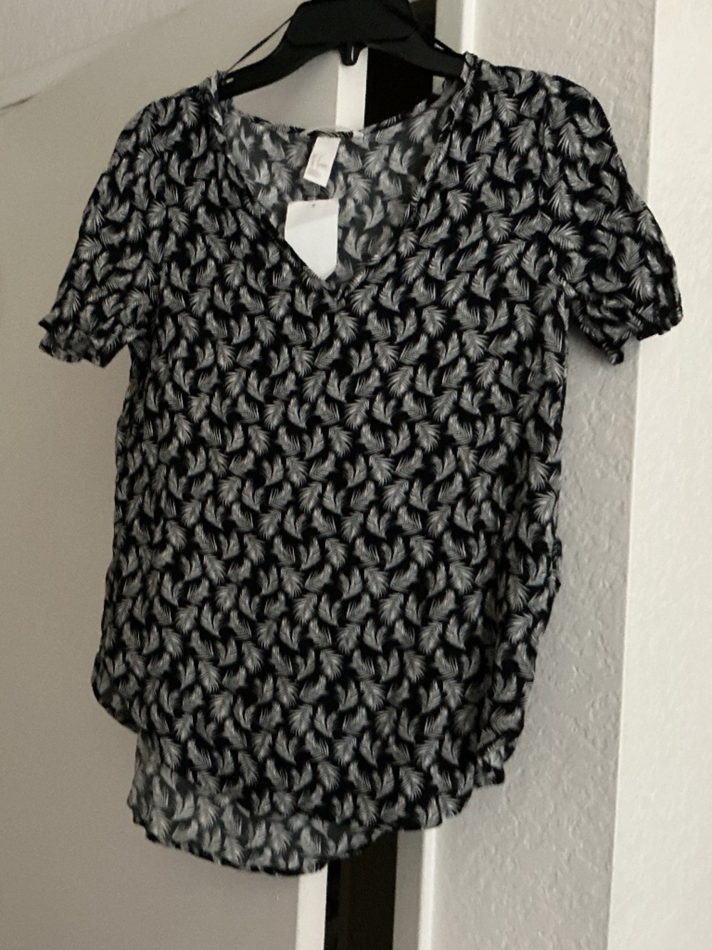 NWT short sleeve blouse sea shell pattern H&M size small black white
